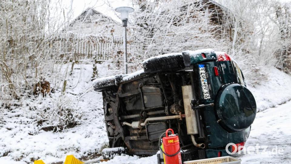 Auf schneebedeckter Fahrbahn rutschte ein 47-jähriger Autofahrer in Kulmain. Er versuchte seine Geschwindigkeit an einer Böschung zu verringern, kippte jedoch um und überschlug sich auf die Beifahrerseite. Bild: rw