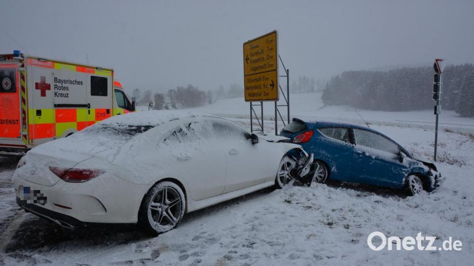 Eine junge Fahrerin war von Lengenfeld Richtung Fuchsmühl unterwegs. Beim überqueren einer Kreuzung rutscht sie in ein anderes Fahrzeug und wird leicht verletzt. Bild: jr