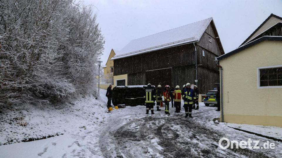 Auf schneebedeckter Fahrbahn rutschte ein 47-jähriger Autofahrer in Kulmain. Er versuchte seine Geschwindigkeit an einer Böschung zu verringern, kippte jedoch um und überschlug sich auf die Beifahrerseite. Bild: rw