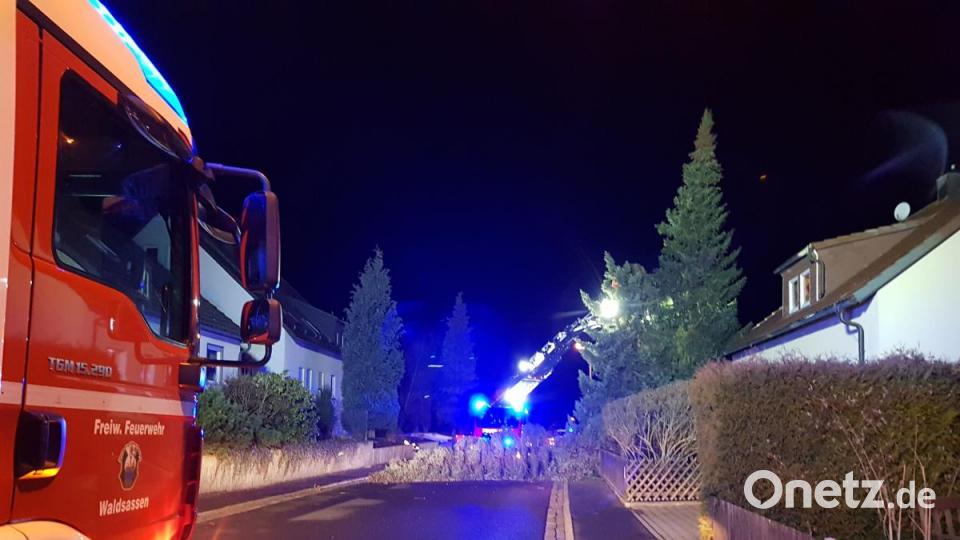 Während des Sturm stürzen viele Bäume im Landkreis Tirschenreuth um. Manche fallen auch auf Häuser und sorgen für Schaden. Bild: exb