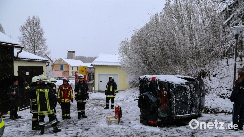 Auf schneebedeckter Fahrbahn rutschte ein 47-jähriger Autofahrer in Kulmain. Er versuchte seine Geschwindigkeit an einer Böschung zu verringern, kippte jedoch um und überschlug sich auf die Beifahrerseite. Bild: rw