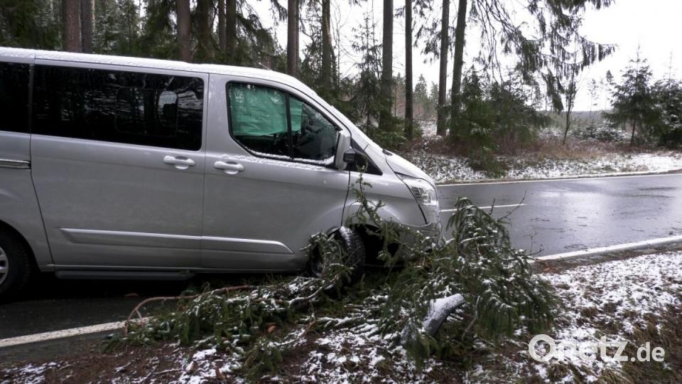 Eine Erbendorferin fuhr während des Sturms von Thann Richtung Thumsenreuth. Sie fuhr gegen einen umgestürzten Baum. Die Kreissstraße TIR 33 war bis Montagmorgen gesperrt. Bild: rw