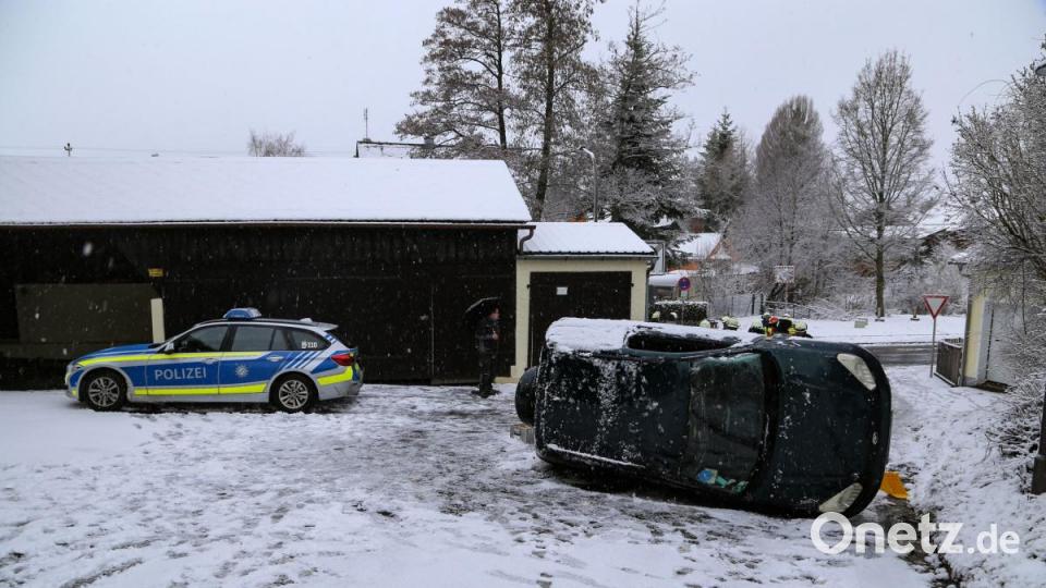 Auf schneebedeckter Fahrbahn rutschte ein 47-jähriger Autofahrer in Kulmain. Er versuchte seine Geschwindigkeit an einer Böschung zu verringern, kippte jedoch um und überschlug sich auf die Beifahrerseite. Bild: rw