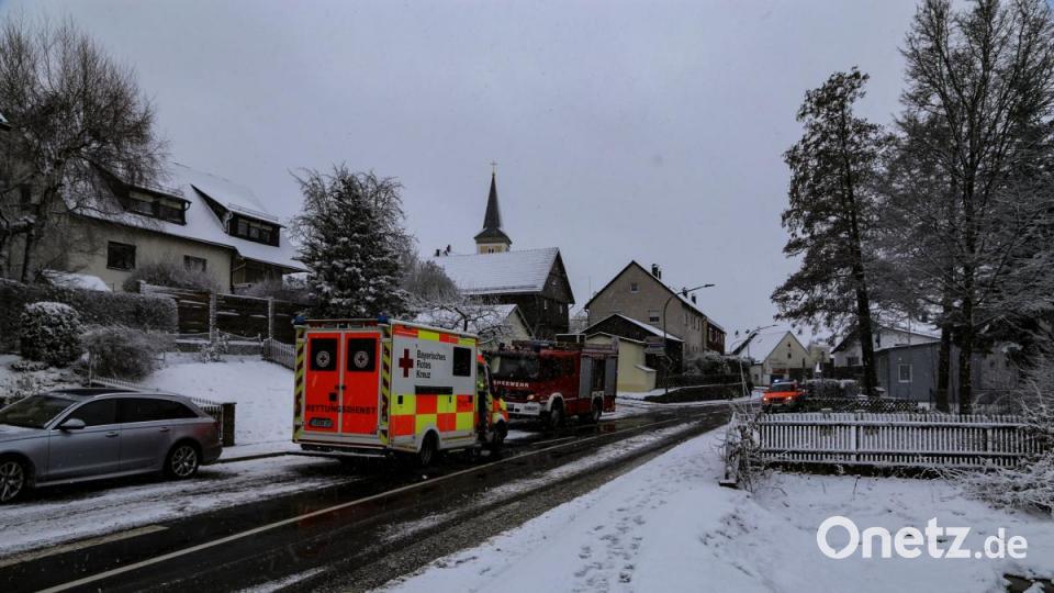 Auf schneebedeckter Fahrbahn rutschte ein 47-jähriger Autofahrer in Kulmain. Er versuchte seine Geschwindigkeit an einer Böschung zu verringern, kippte jedoch um und überschlug sich auf die Beifahrerseite. Bild: rw