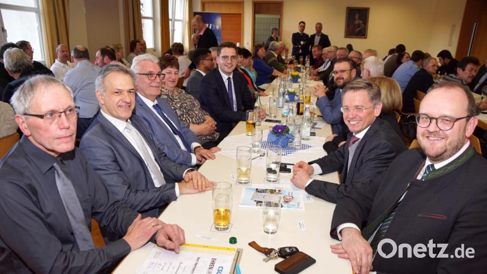 Viele geben dem Ortsverband ihre Ehre. (von links) Lothar Porst, Roland Grillmeier, Hermann Melzner, Christa Söllner und Christian Doleschal, (von rechts) Meier und Tobias Reiß. Bild: bkr