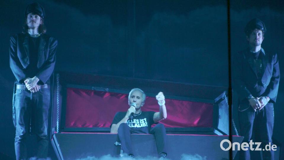 "Vorbei": Zum ersten Lied des Abends steigt Sänger Klaus Eberhartinger aus einem Sarg. Bild: Benjamin Tietz