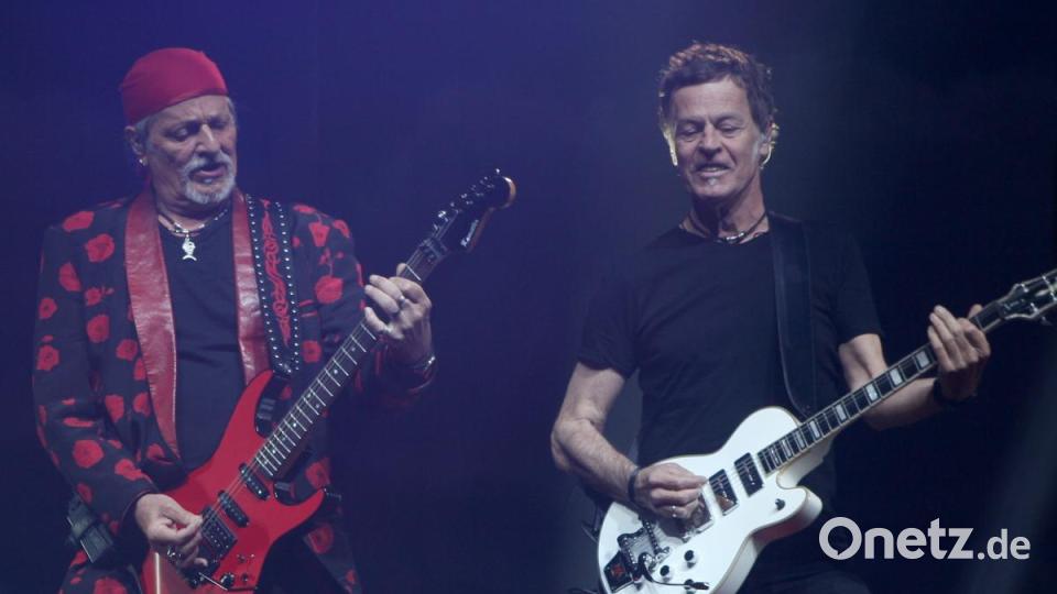 Voller Einsatz an der Gitarre: EAV-Mastermind Thomas Spitzer (links) und Kurt Keinrath lassen die Band viel rockiger klingen als früher. Bild: Benjamin Tietz