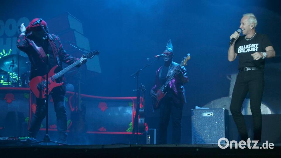 Klaus Eberhartinger, Bassist Alvis Reid und Thomas Spitzer (von rechts) haben Spaß auf der Bühne. Bild: Benjamin Tietz