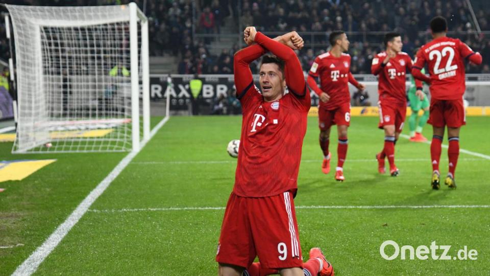 Robert Lewandowski jubelt. Bild:  Ina Fassbender/dpa