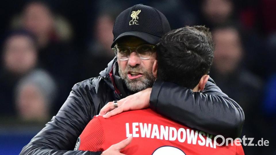 Jürgen Klopp und Robert Lewandowski umarmen sich nach dem Spiel. Bild: Peter Kneffel/dpa