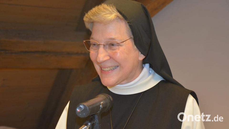 Äbtissin Laetitia Fech freute sich über die Öffnung des Klosterarchivs. Bild: jr