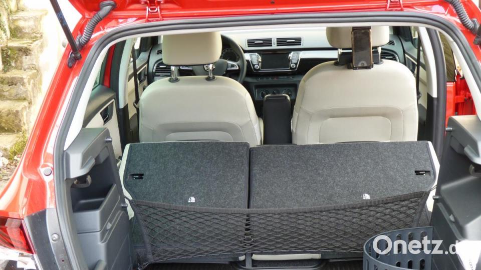 Auf über 1300 Liter bringt es der Kofferraum des Fabia. Interessant die verschiedenen Lösungen zur Ladungssicherung. Bild: bz