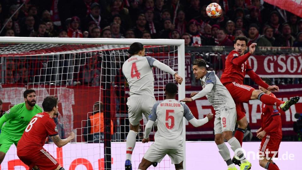 Münchens Mats Hummels (rechts) und Liverpools Virgil van Dijk (von links), Georginio Wijnaldum und Roberto Firmino kämpfen um den Ball. Bild: Peter Kneffel/dpa
