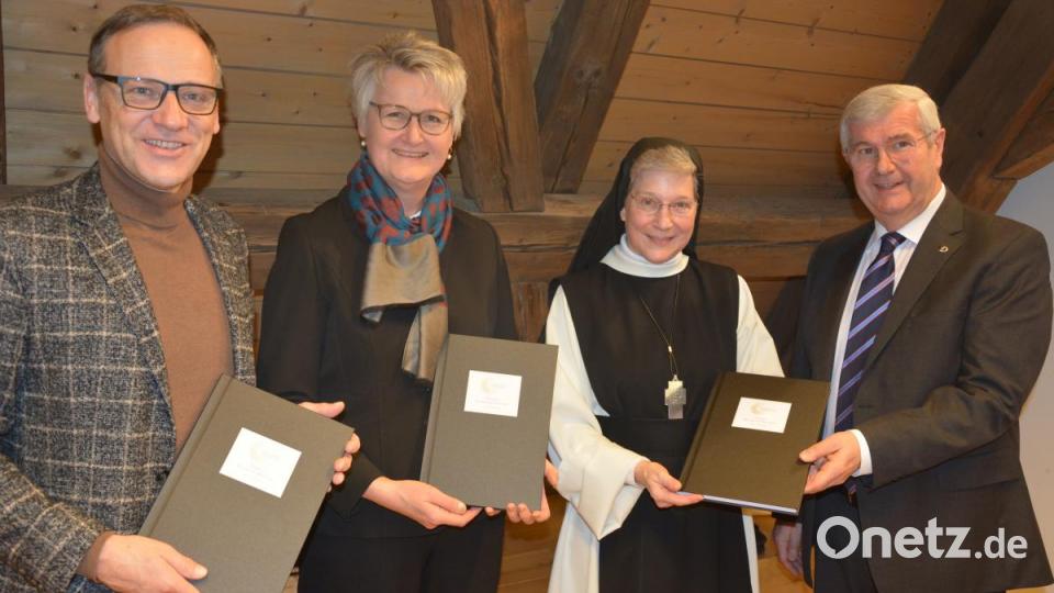 Die ersten Exemplare eines Findbuchs erhielten (von links) Bürgermeister Bernd Sommer, Dr. Maria Sagstetter und Äbtissin Laetitia Fech von Dr. Peter Pfister überreicht. Bild: jr