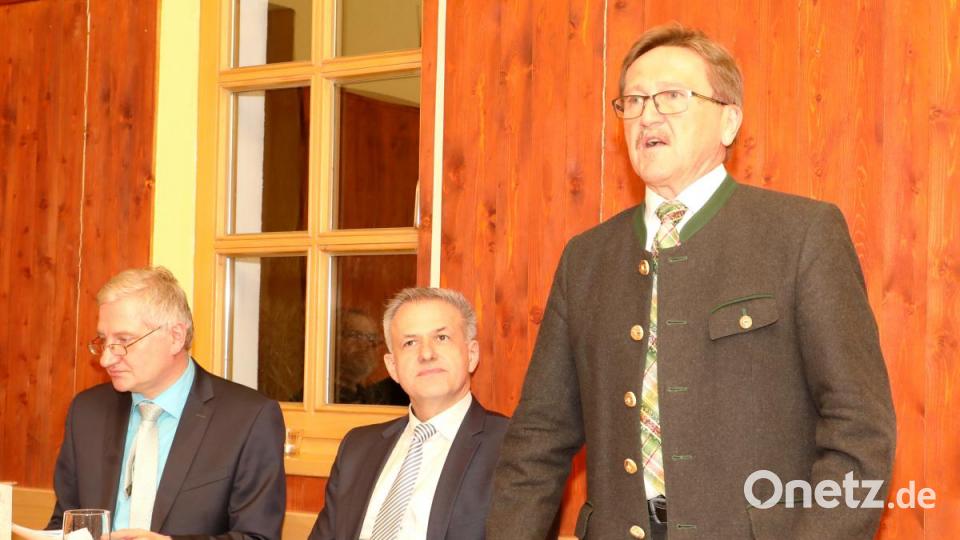 (von rechts) Bürgermeister Hans Donko, Landratskandidat Roland Grillmeier und CSU-Ortsvorsitzender Johannes Reger Bild: njn