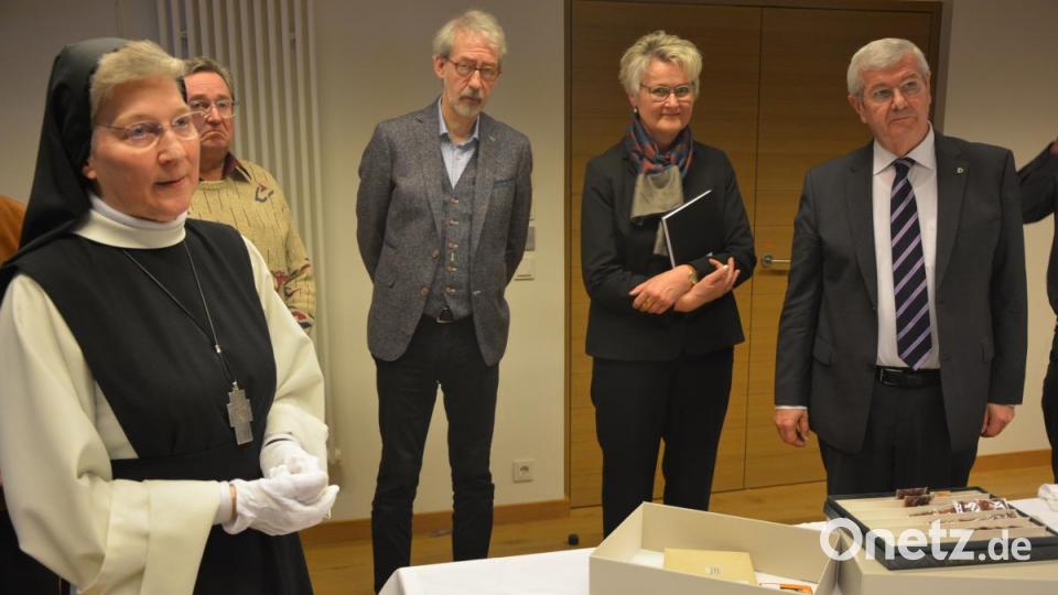 Äbtissin Laetitia Fech (links) gewährte Einblicke in historische Unterlagen des Klosterarchivs. Bild: jr