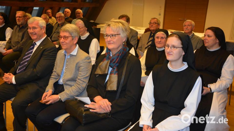 Im Bild von rechts Schwester Hanna-Maria, Dr. Maria Sagstetter (Staatsarchiv Amberg) sowie Waltraud und Dr. Peter Pfister. Bild: jr