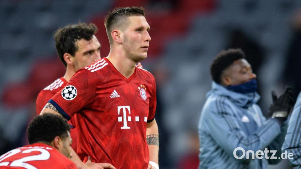 Niklas Süle vom FC Bayern München stellt sich nach dem Abpfiff mit der Mannschaft den Fans. Bild: Matthias Balk/dpa