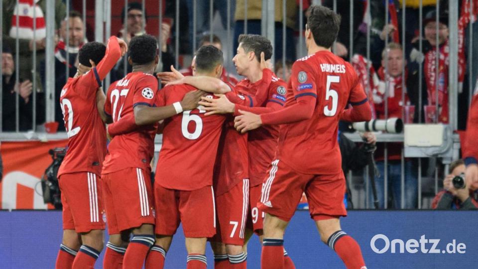 Die Spieler vom FC Bayern München jubeln mit Serge Gnabry (links) über den Treffer zum 1:1. Bild: Matthias Balk/dpa
