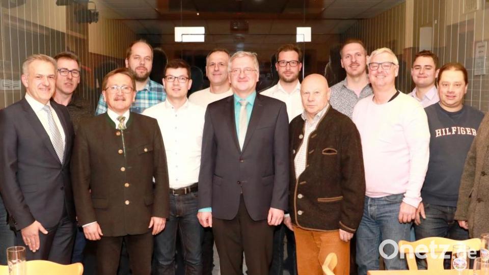 Der wiedergewählte Vorstand um Ortsvorsitzenden Johannes Reger (achter von rechts), Roland Grillmeier (zweiter von links) und Bürgermeister Hans Donko (vierter von links). Bild: njn