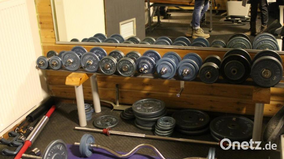 Auch zahlreiche Hanteln bietet der Fitnessraum. Bild: Susanne Forster