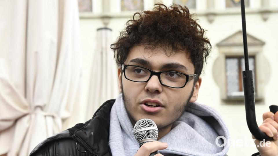 Timm Ramm (16) vom Kepler-Gymnasium ärgert sich, dass die demonstrierenden Schüler oft als Schulschwänzer hingestellt werden. &quot;Wenn ich frei haben will, dann gibt es einfachere Wege, als mich bei Regen und Kälte auf die Straße zu stellen.&quot; Bild: Petra Hartl