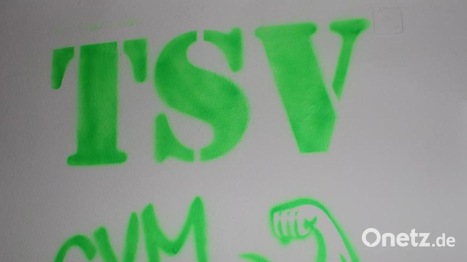 Der leuchtend grüne Schriftzug, der eine Wand des Fitnessraums ziert. Die Schablone spendete das Liebensteiner Kartonagenwerk, die Farbe spendierte der Malerbetrieb Kistenpfennig aus Bärnau. Bild: Susanne Forster