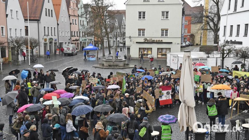 Schülerdemo &quot;Fridays for Future&quot; in Weiden vor dem Alten Rathaus Bild: Petra Hartl