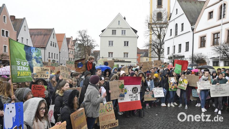 Schülerdemo &quot;Fridays for Future&quot; in Weiden vor dem Alten Rathaus Bild: Petra Hartl