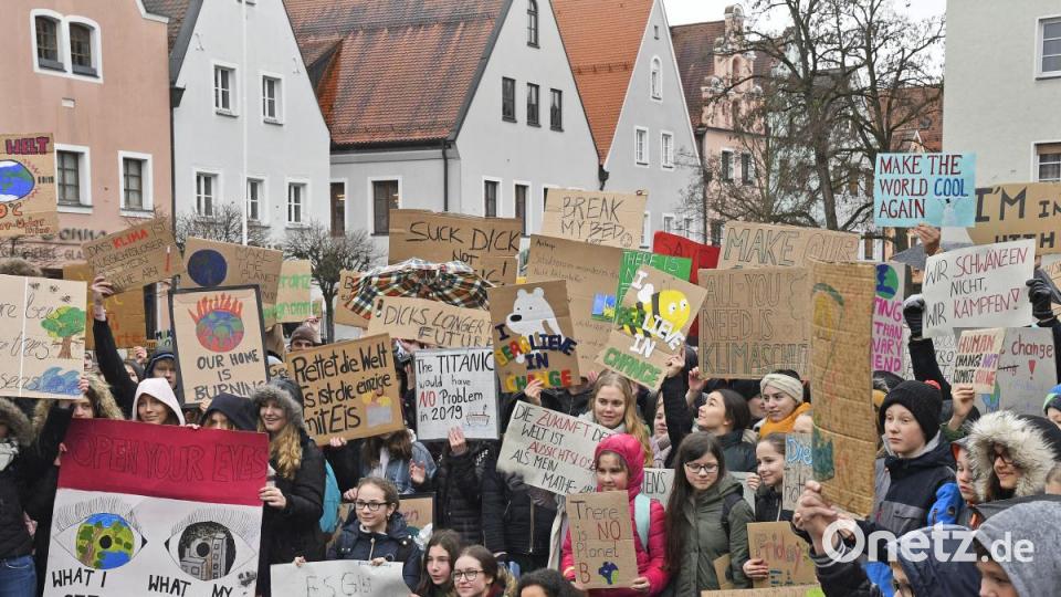 Rund 250 Teilnehmer trotzen dem Regen bei der Schülerdemo &quot;Fridays for Future&quot; in Weiden vor dem Alten Rathaus. Bild: Petra Hartl