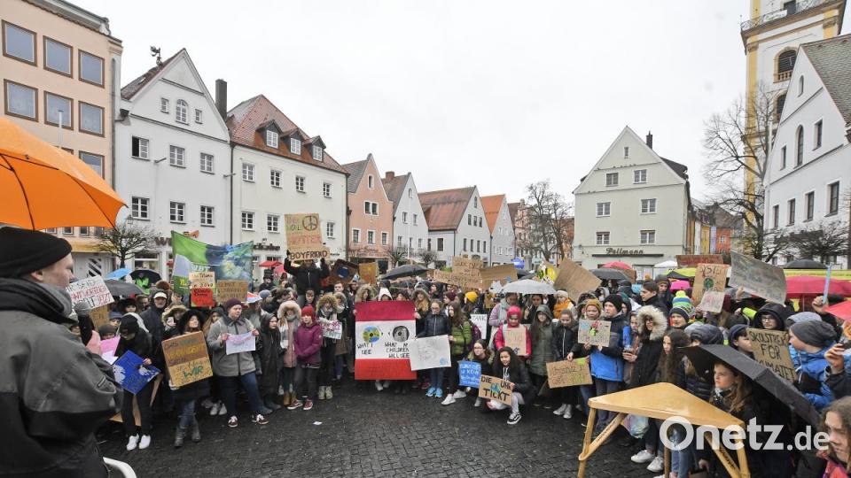 Schülerdemo &quot;Fridays for Future&quot; in Weiden vor dem Alten Rathaus Bild: Petra Hartl