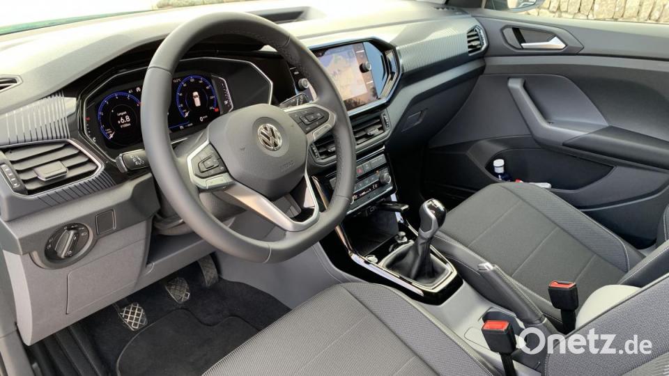 Dank langem Radstands viele Platz für die Insassen, typisches VW-Interieur. Bild: Michael Ascherl