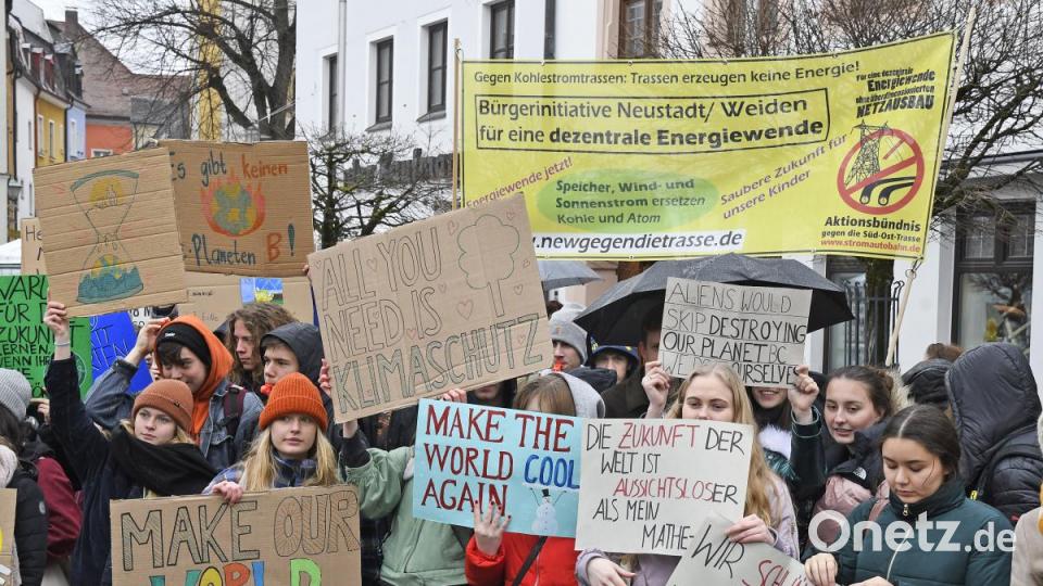 Schülerdemo &quot;Fridays for Future&quot; in Weiden vor dem Alten Rathaus Bild: Petra Hartl