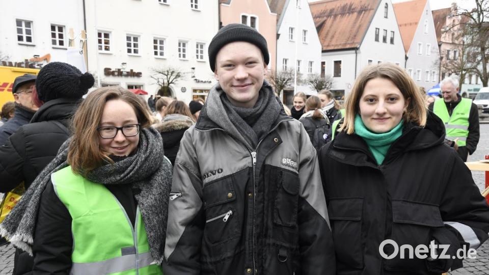 Sie freuen sich über die gelungene erste Klima-Demo in Weiden: Eva-Maria Siegler, Initiator Lukas Prölß und Paula Willfurth (von links). Bild: Petra Hartl