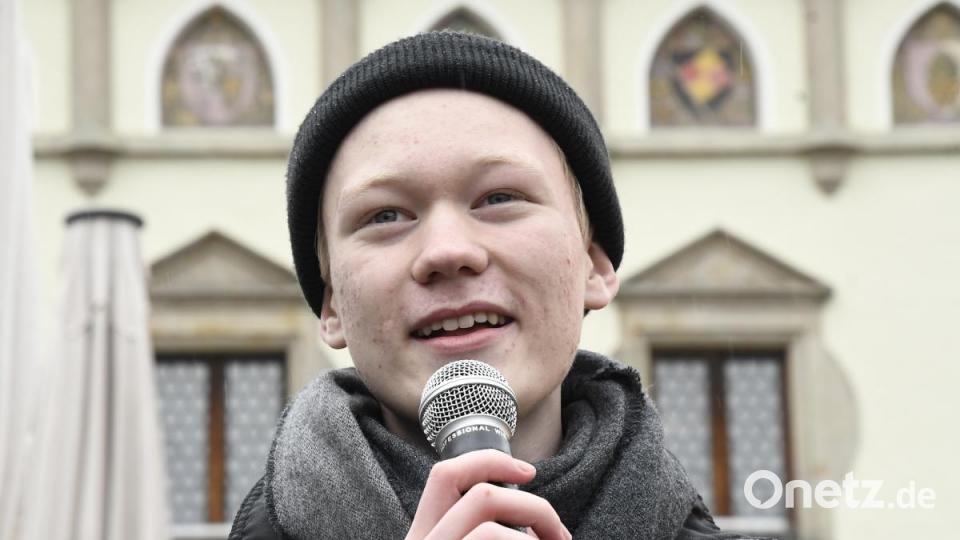 Rund 250 Schüler kommen zu der Demo, die der 15-jährige Lukas Prölß organisiert hat. Er verbucht es als Erfolg und kündigt weitere Aktionen an. Bild: Petra Hartl