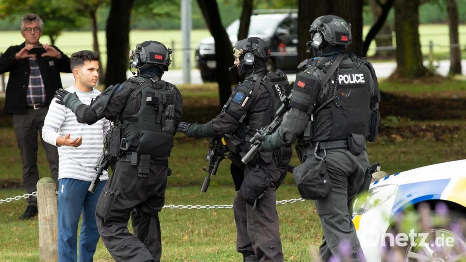Spezialkräfte der Polizei sichern den Tatort. Foto: Martin Hunter/SNPA Bild: Martin Hunter