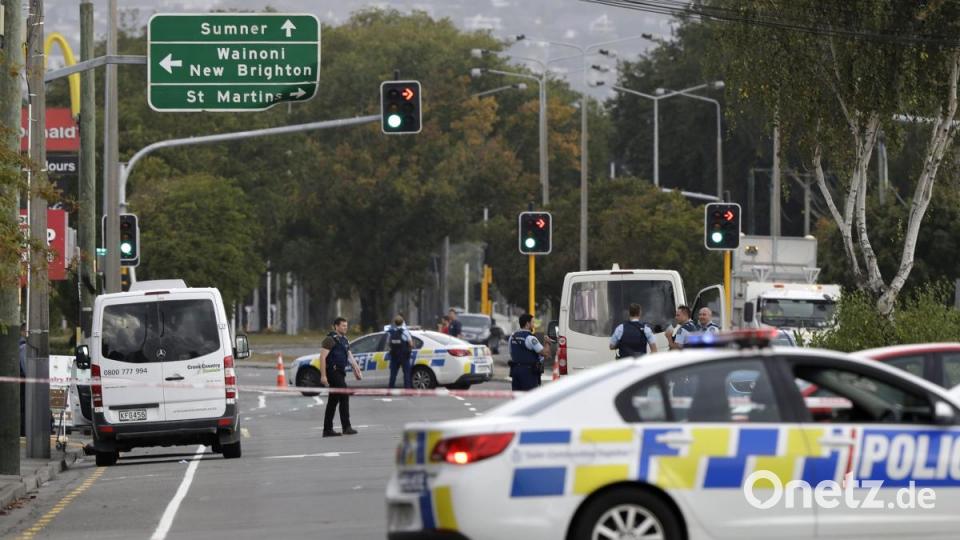 Die Polizei sichert Straßenzüge rund um den Tatort im Ortsteil Linwood. Foto: Mark Baker/AP Bild: Mark Baker