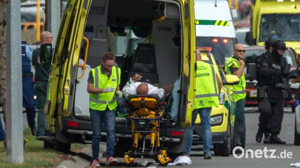 Ein Verletzter wird nach dem Angriff in einen Krankenwagen verladen. Foto: Martin Hunter/SNPA Bild: Martin Hunter