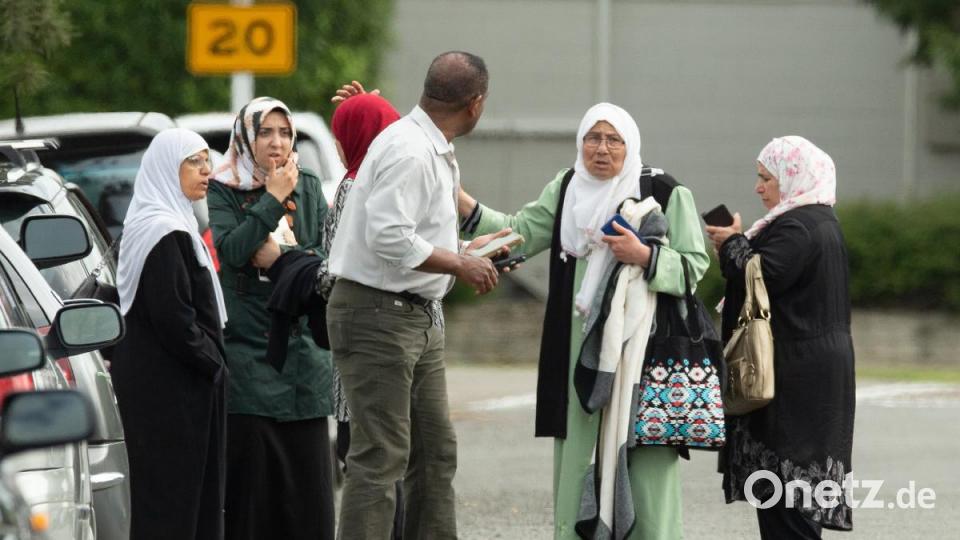 Gläubige nach dem Angriff vor der Masjid Al Noor Moschee. Foto: Martin Hunter/SNPA Bild: Martin Hunter