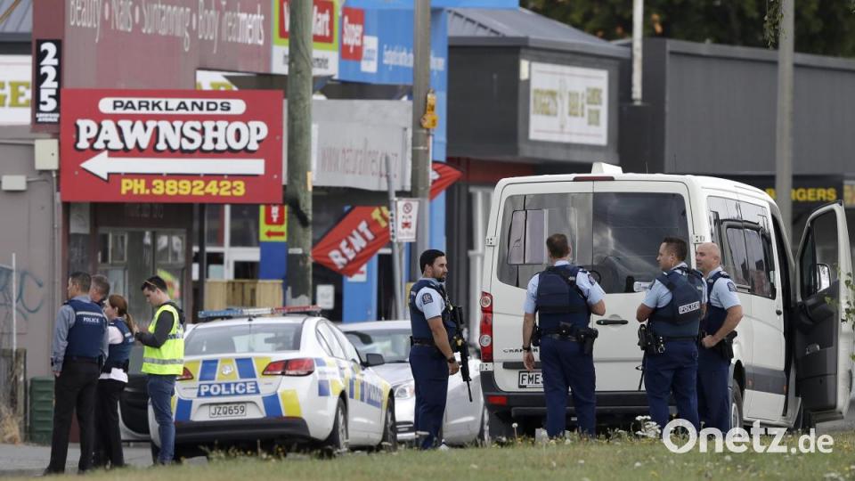 Angriff in Christchurch: Polizisten vor der Moschee im Ortsteil Linwood. Foto: Mark Baker/AP Bild: Mark Baker