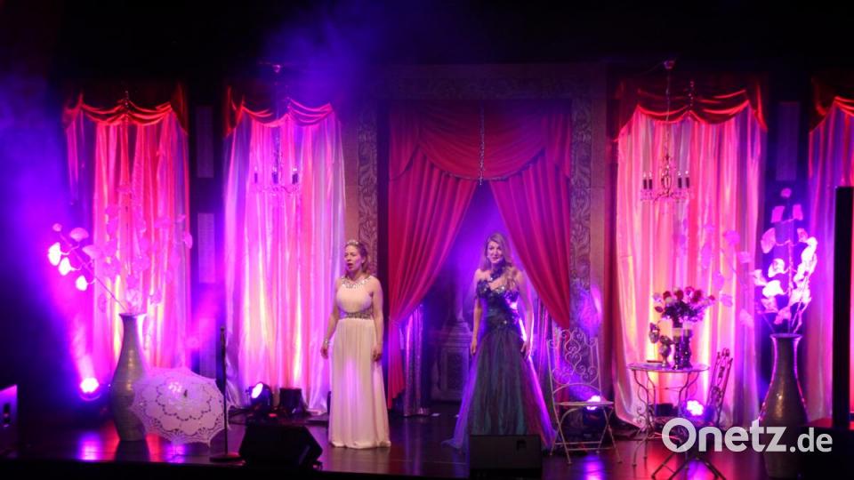 Katja-Franziska Kunstmann und Janel Frazée hatten neben ihren kraftvollen Stimmen auch aufwendig gestaltete Kostüme im Gepäck. Bild: kmo