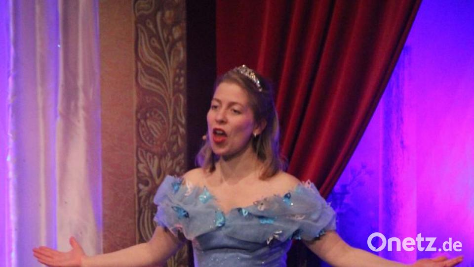 Auch Katja-Franziska Kunstmann überzeugte das Publikum mit ihren Solos. Hier mit "Küss mich, halt mich, lieb mich" aus "Drei Haselnüsse für Aschenbrödel". Bild: kmo