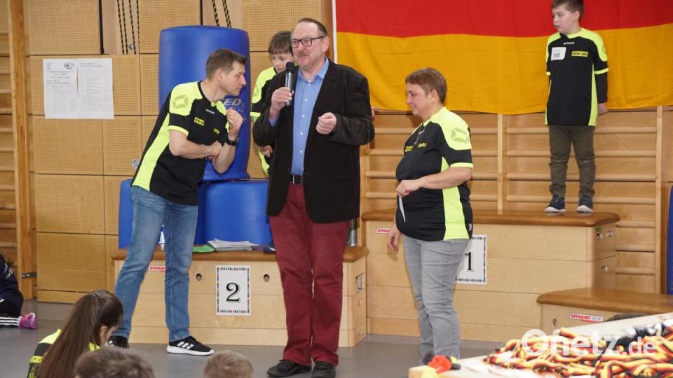 Zweiter Bürgermeister Rudolf Heier (Mitte) hieß im Namen der Gemeinde die Becherstapler in der Sportarena willkommen. Für Vorsitzende Monika Gosslau hatte er ein Kuvert dabei. Lothar Ziegler (links). Bild: bkr
