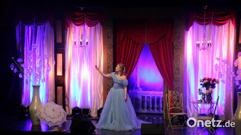 Auch Katja-Franziska Kunstmann überzeugte das Publikum mit ihren Solos. Hier mit "Küss mich, halt mich, lieb mich" aus "Drei Haselnüsse für Aschenbrödel". Bild: kmo