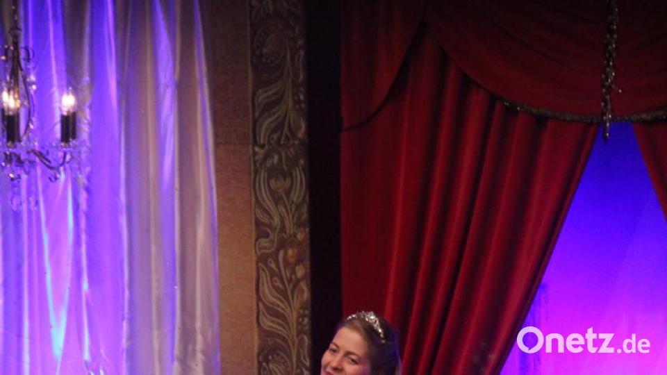 Auch Katja-Franziska Kunstmann überzeugte das Publikum mit ihren Solos. Hier mit "Küss mich, halt mich, lieb mich" aus "Drei Haselnüsse für Aschenbrödel". Bild: kmo