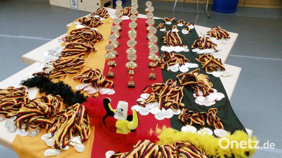 Für die vielen Disziplinen und Altersgruppen wurden entsprechend viele Medaillen und Pokale benötigt. Bild: bkr