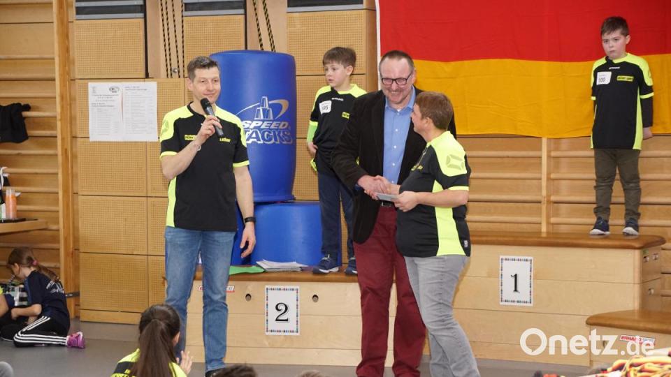 Zweiter Bürgermeister Rudolf Heier (Mitte) hieß im Namen der Gemeinde die Becherstapler in der Sportarena willkommen. Für Vorsitzende Monika Gosslau hatte er ein Kuvert dabei. Lothar Ziegler (links). Bild: bkr