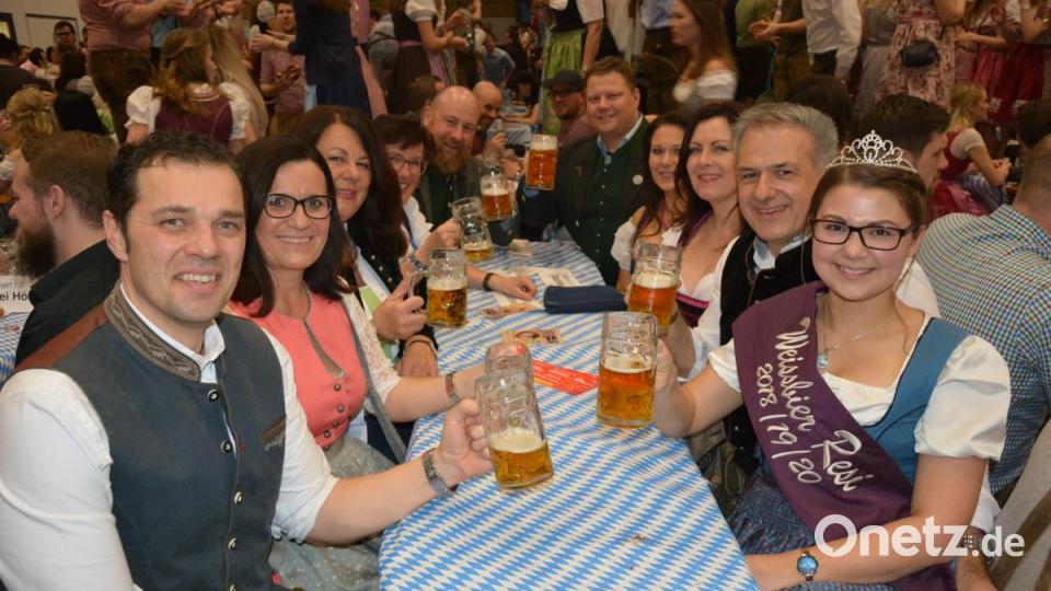 Weißbier-Resi Martina Bleistein (rechts) hatte es sich neben Bürgermeister Roland Grillmeier gemütlich gemacht. Bild: jr