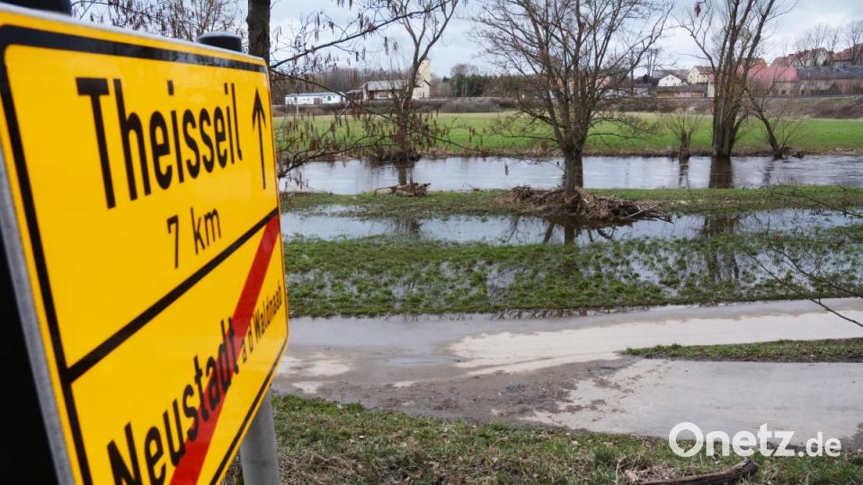 Am frühen Montagnachmittag ist der Radweg entlang der Waldnaab in Neustadt schon fast wieder trocken. Die Naab selbst hat sich allerdings noch breit gemacht. Bild: Gabi Schönberger