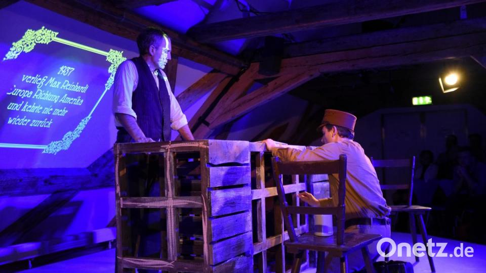 Das Ende ist ernüchternd, nicht nur für den Konnersreuther Wirt (Herbert Kreuzer). Während im Stummfilmstil die Zukunft der Protagonisten abläuft, setzen die Nazis (Stefan Puhane) mit Hakenkreuzschmierereien erste Zeichen in Konnersreuth. Bild: Tobias Schwarzmeier